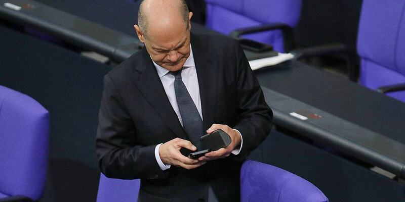Olaf Scholz checkt sein Smartphone (Archiv) - Foto: über dts Nachrichtenagentur