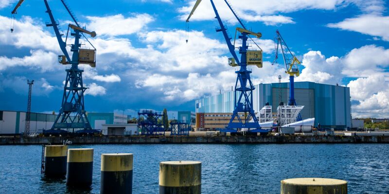 Der Kieler U-Bootbauer Thyssenkrupp Marine Systems (TKMS) will einen dreistelligen Millionenbetrag in den Standort Wismar investieren. (Archivbild) - Foto: Jens Büttner/dpa