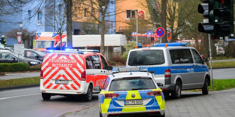 Ein Großaufgebot rückte nach Hildesheim-Ochtersum aus. - Foto: Julian Stratenschulte/dpa