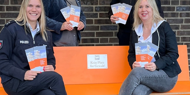 POL-LG: ++ Ein Zeichen gegen Gewalt - Orangefarbene Bank im Wartebereich der Uelzener Polizeiwache - Opferschutzbüro übergibt Bank aus landesweiter Aktion an Polizeidienststelle ++ - Foto: presseportal.de
