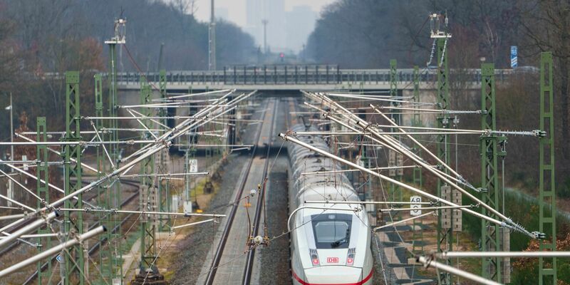Seit dem Ende der Bauarbeiten auf der Riedbahn kämpft die Bahn noch mit einigen Problemen auf der Strecke. (Archivbild) - Foto: Andreas Arnold/dpa