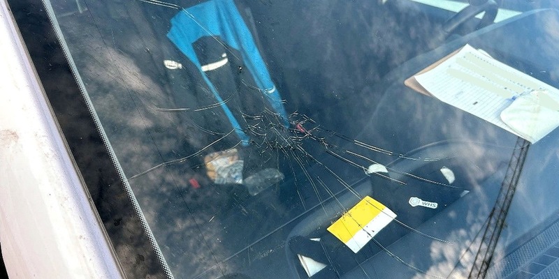 POL-PPWP: Wer hat die Windschutzscheibe beschädigt? - Foto: presseportal.de