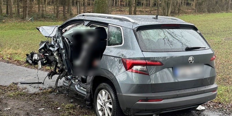 POL-ROW: ++ Schwerer Verkehrsunfall auf der B71 zwischen Brüttendorf und Wehldorf - ein tödlich Verletzter und zwei Schwerverletzte ++ - Foto: presseportal.de