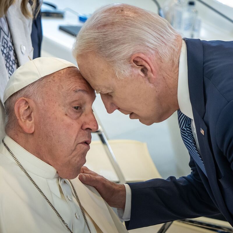 Vor seinem Abschied aus dem Weißen Haus ehrt Joe Biden den Papst auf besondere Weise. (Archivbild) - Foto: Michael Kappeler/dpa