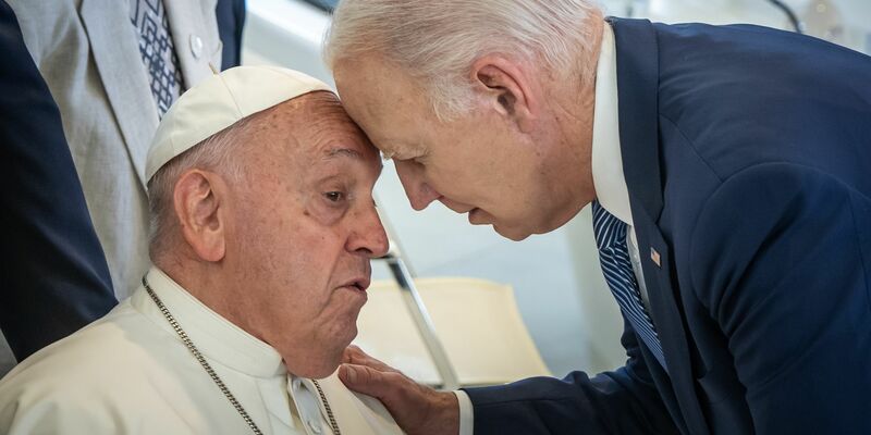 Vor seinem Abschied aus dem Weißen Haus ehrt Joe Biden den Papst auf besondere Weise. (Archivbild) - Foto: Michael Kappeler/dpa