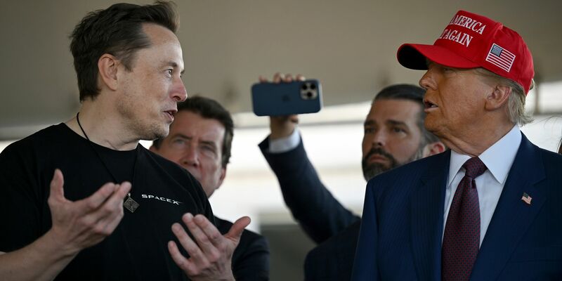 Ziemlich beste Freunde? Tech-Milliardär Elon Musk und der designierte US-Präsident Donald Trump. - Foto: Brandon Bell/Getty Images North America Pool via AP/dpa