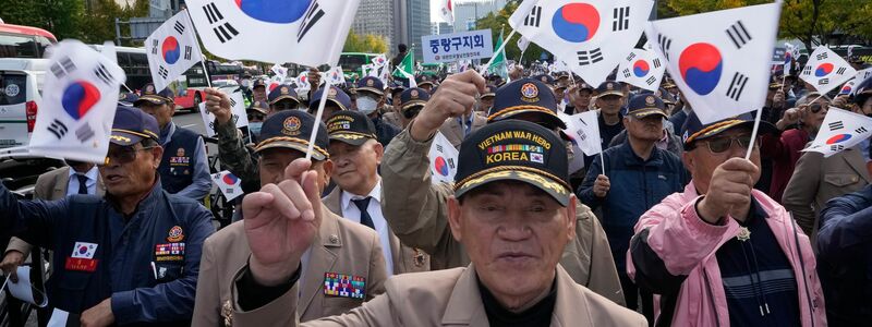 In Seoul protestieren Veteranen gegen die Stationierung nordkoreanischer Truppen in Russland. (Archivbild) - Foto: Ahn Young-joon/AP/dpa