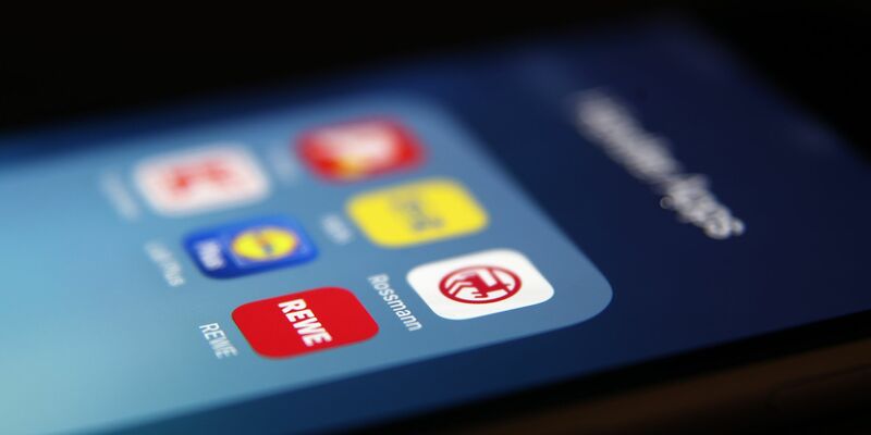 Viele große Handelsunternehmen in Deutschland setzen inzwischen auf Bonusprogramme in deren Apps. Die Vorteile können Kunden jedoch nur nutzen, wenn sie sich registrieren. - Foto: Karl-Josef Hildenbrand/dpa