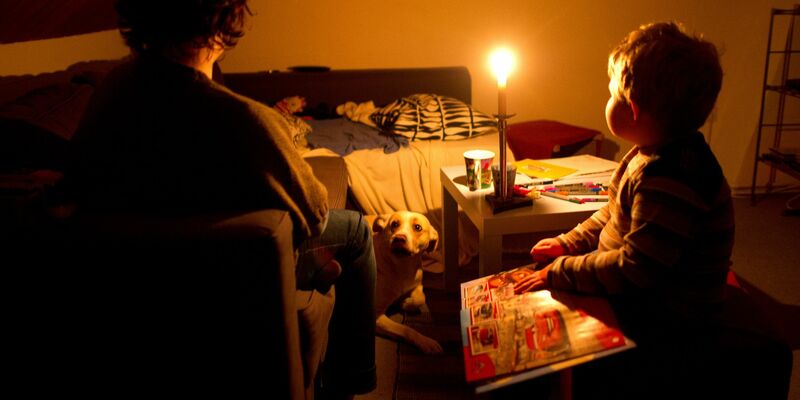 Wenn der Strom abgestellt ist, muss man sich mit Kerzen behelfen. (Illustration) - Foto: Julian Stratenschulte/dpa