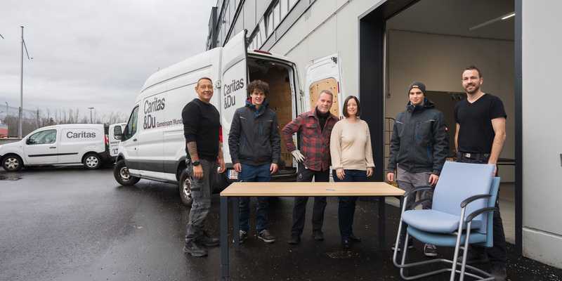 Nachhaltige Möbelspende an die Caritas - Foto: dm/Wolfgang Lienbacher über pressetext.de