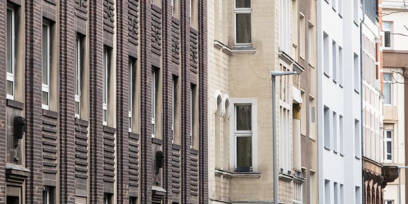 In Großstädten ziehen die Kaufpreise für Wohnungen wieder an. (Symbolbild) - Foto: Marco Rauch/dpa