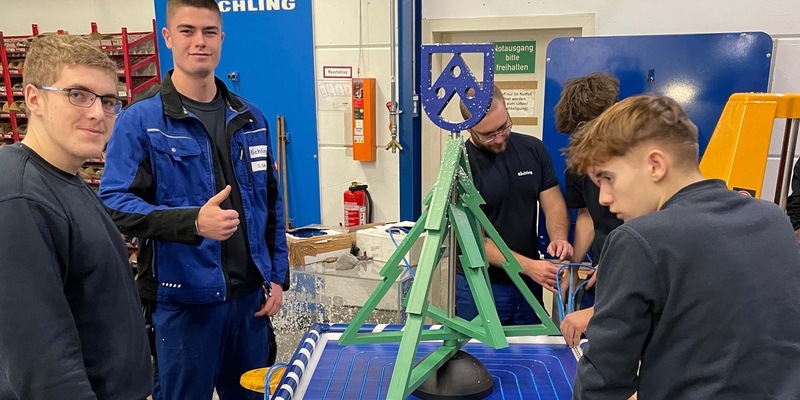 Farbige Flammen, moderne Technik und viele Ideen: Die ChemisTree Competition begeisterte junge MINT-Talente - Foto: presseportal.de