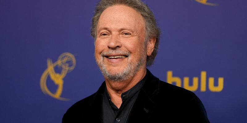 Bekannt als Komiker, ist er nun in einer düsteren Thriller-Serie zu sehen: Billy Crystal. (Archivfoto) - Foto: Jae C. Hong/Invision/AP/dpa