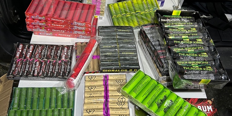 HZA-BS: Zöllner des Hauptzollamts Braunschweig stellen illegale Feuerwerkskörper im Postverkehr sicher / Zoll warnt vor Gefahren bei Silvesterfeuerwerk - Foto: presseportal.de