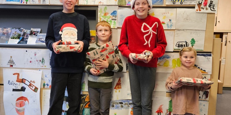 POL-DN: Die Polizei rettet Weihnachten: Gewinner des Weihnachts-Malwettbewerbs geehrt - Foto: presseportal.de