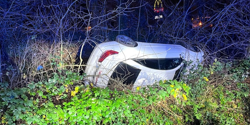 POL-BO: Pkw landet nach Unfall in Böschung: Fünf Personen leicht verletzt - Foto: presseportal.de