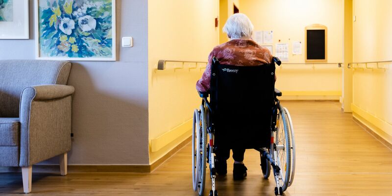 Der Pflegebeitrag wird 2025 weiter erhöht. (Archivbild) - Foto: Frank Molter/dpa