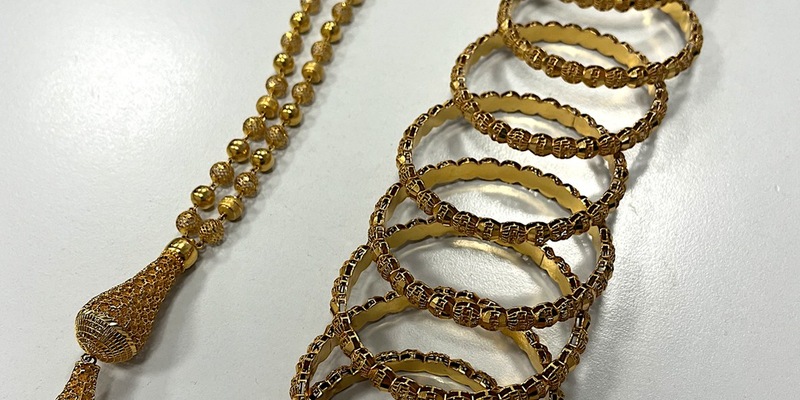 HZA-IZ: Zoll erwischt zwei Bürgergeldempfängerinnen beim Goldschmuggel am Flughafen Hamburg / Gold im Wert von rund 17.000 Euro und 13.000 Euro bei zwei Frauen durch Zoll entdeckt - Foto: presseportal.de