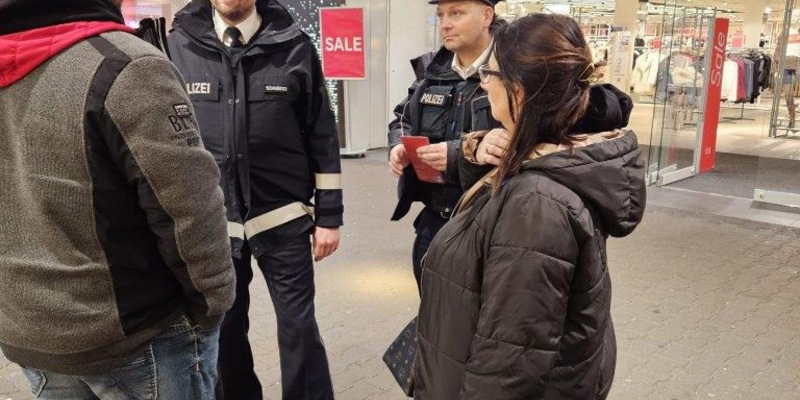 POL-MTK: Sichere Vorweihnachtszeit - polizeiliche Prävention im MTK - Foto: presseportal.de