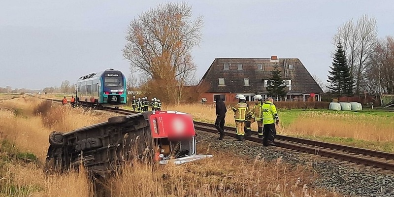 BPOL-FL: Zug kollidiert mit Kleintransporter - Fahrer verletzt - Foto: presseportal.de
