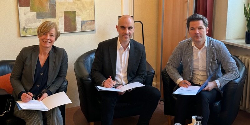 POL-H: Weihnachtsbesuch der Polizeipräsidentin, des Oberbürgermeisters und des Regionspräsidenten in der Bestärkungsstelle für Frauen in Hannover - Foto: presseportal.de