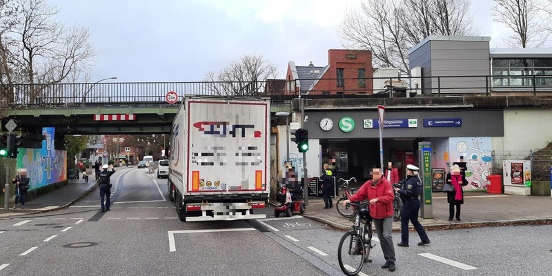 BPOL-HH: Brückenanfahrschaden: Durchfahrtshöhe einer Hamburger S-Bahnbrücke nicht beachtet- - Foto: presseportal.de