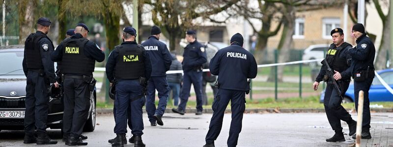 Nach einem Angriff in einer Schule in Zagreb ist die Polizei im Einsatz. Der Täter hat mit einem Messer ein Kind getötet und vier weitere Menschen verletzt. - Foto: Damir Krajac/Cropix/AP/dpa