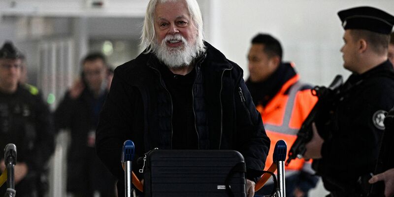 Walfanggegner Watson wieder in Frankreich. - Foto: Julien De Rosa/AFP/dpa