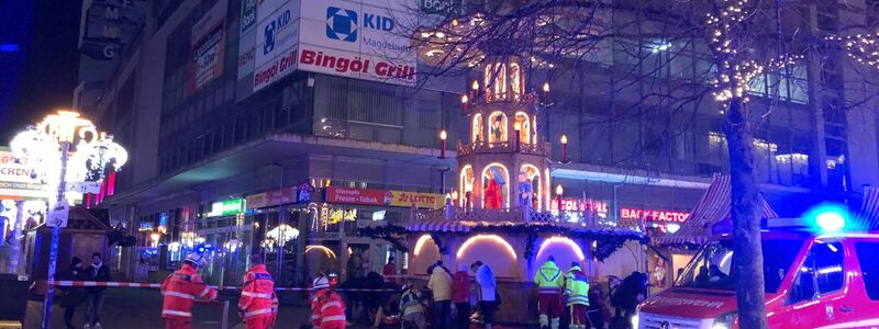 Einsatzkräfte von Rettungsdiensten und Feuerwehr sind im Einsatz auf dem Weihnachtsmarkt in Magdeburg. - Foto: Dörthe Hein/dpa-Zentralbild/dpa