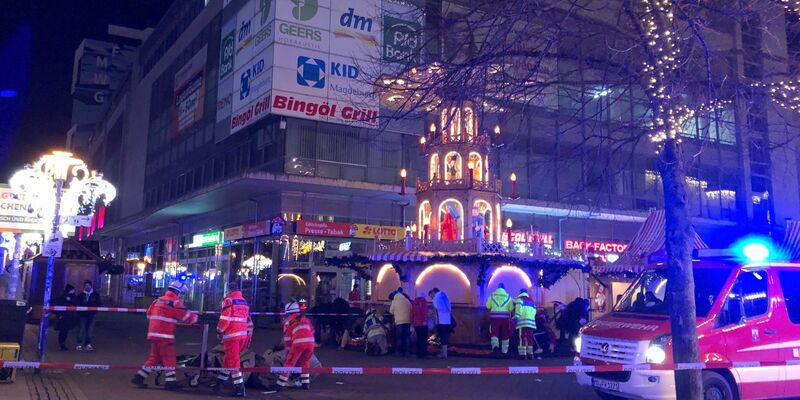 Einsatzkräfte von Rettungsdiensten und Feuerwehr sind im Einsatz auf dem Weihnachtsmarkt in Magdeburg. - Foto: Dörthe Hein/dpa-Zentralbild/dpa