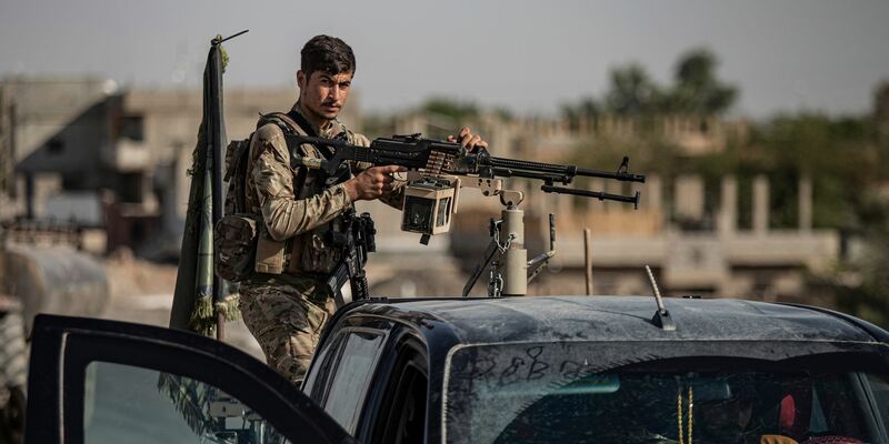 Besonders um die Stadt Kobane unweit der Grenze zur Türkei soll es weiterhin heftige Zusammenstöße geben. - Foto: Baderkhan Ahmad/AP/dpa