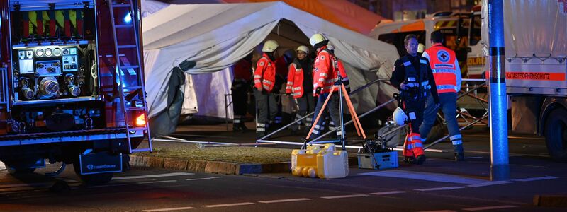 Ein Autofahrer raste auf dem Weihnachtsmarkt durch die Besuchermenge. - Foto: Heiko Rebsch/dpa