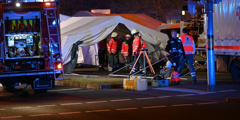 Einsatzkräfte von Rettungsdiensten sind im Einsatz bei einem Zelt für Verletze beim Weihnachtsmarkt in Magdeburg. - Foto: Heiko Rebsch/dpa