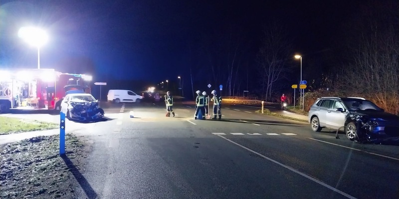 FFW Schiffdorf: Zusammenstoß zweier Pkw sorgt für Einsatz der Feuerwehr - Drei Personen verletzt - Foto: presseportal.de