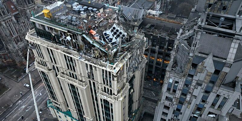 Die Behörden melden viele Verletzte und Schäden nach den neuen russischen Angriffen. - Foto: Uncredited/Ukrainian Emergency Service/AP/dpa