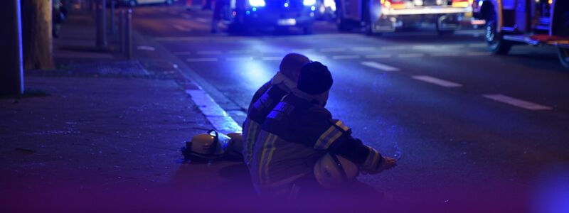 Sirenen überall, Blaulicht, Feuerwehr. - Foto: Simon Kremer/dpa