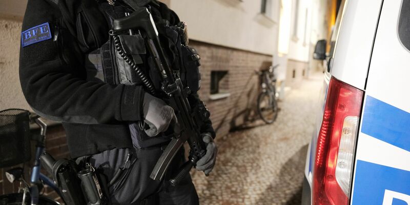 Am frühen Morgen durchsucht die Polizei in Zusammenhang mit der Attacke auf dem Weihnachtsmarkt ein Wohnhaus. - Foto: Sebastian Willnow/dpa