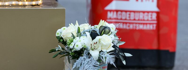 Menschen legten am Ort der Attacke Blumen ab. - Foto: Jan Woitas/dpa