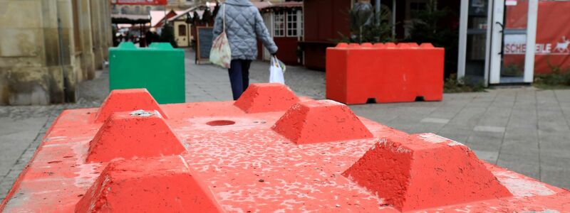 Bislang ist unklar, wie der Täter trotz Betonklötzen auf den Weihnachtsmarkt gelangen konnte.  - Foto: Peter Gercke/dpa-Zentralbild/dpa