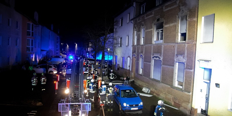 FW LK Neunkirchen: Feuerwehr rettet fünf Menschen aus brennendem Mehrparteienhaus - Foto: presseportal.de