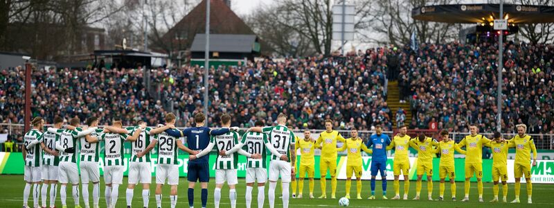 Auch vor dem Zweitligaspiel in Münster gab es eine Gedenkminute. - Foto: Bernd Thissen/dpa