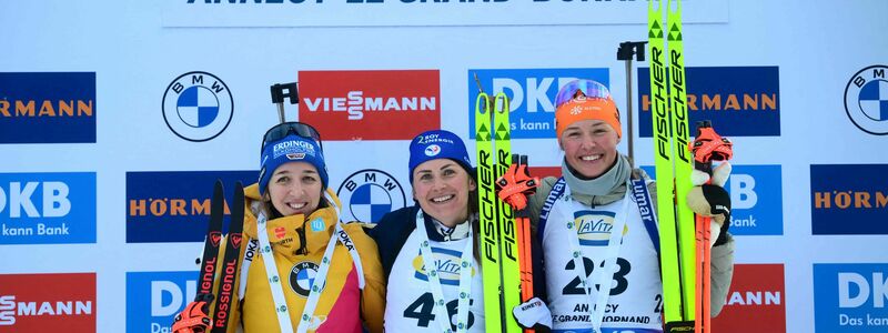 Danilo Riethmüller (l) wird sensationell Zweiter im Massenstart. - Foto: Olivier Chassignole/AFP/dpa