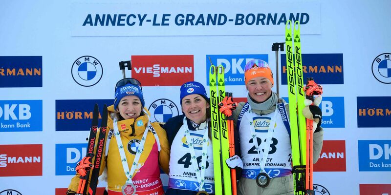 Franziska Preuß (l) feiert nach Rang zwei im Sprint einen Erfolg in der Verfolgung. - Foto: Olivier Chassignole/AFP/dpa