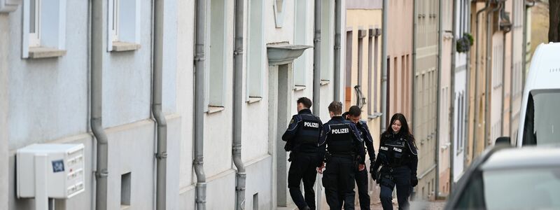 Menschen haben Blumen, Kerzen und Plüschtiere niedergelegt. - Foto: Heiko Rebsch/dpa