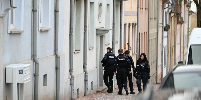 Polizisten durchsuchen ein Wohnhaus in Bernburg. Der mutmaßliche Todesfahrer vom Magdeburger Weihnachtsmarkt arbeitete in der Stadt in Sachsen-Anhalt als psychiatrischer Facharzt im Maßregelvollzug.  - Foto: Heiko Rebsch/dpa