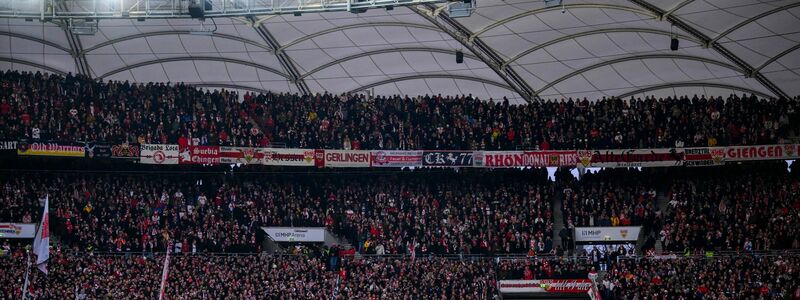 Schweigeminute vor dem Spiel in Stuttgart. - Foto: Tom Weller/dpa