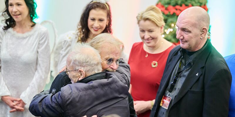 Berlins Wirtschaftssenatorin Franziska Giffey (Mitte) serviert Essen (Foto aktuell). - Foto: Annette Riedl/dpa