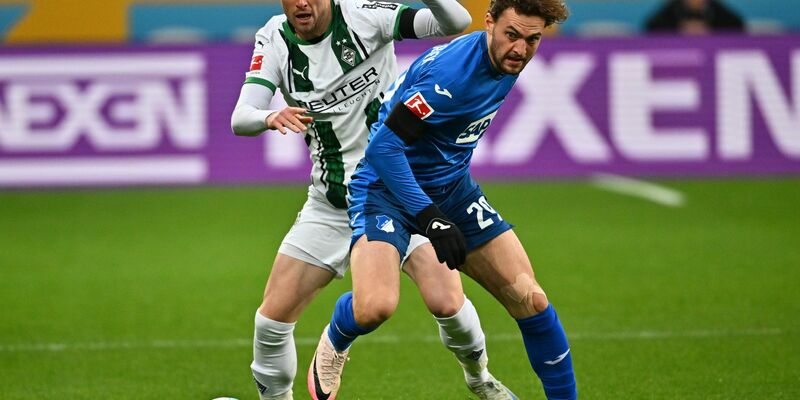 Oliver Baumann (l) rettet gegen Robin Hack. - Foto: Jan-Philipp Strobel/dpa