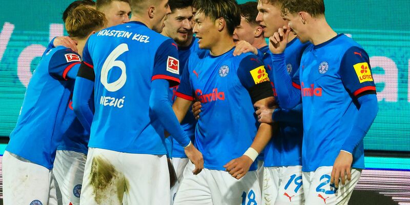 Kiels Phil Harres (l) trifft zum 3:1. - Foto: Frank Molter/dpa