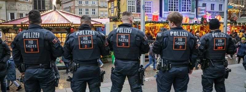 Auf vielen Weihnachtsmärkten wird nun die Polizeipräsenz erhöht. Der Magdeburger Weihnachtsmarkt bleibt für dieses Jahr geschlossen. - Foto: dpa